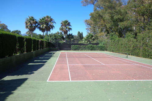 Ferienvilla mit Tennisplatz in Marbella